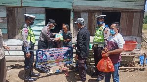 Polisi Dampingi PKDP dan FIF “Dor to Dor” ,Bagikan Paket Sembako
