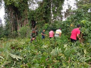 Jelang Puasa, Sertu Tohirin Bantu Warga Bersihkan Pemakaman Umum