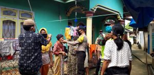 Cegah Corona, Bripka Erpan Boy dan Pemdus Mangun Jayo Bagikan Masker
