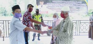 Babinsa Serda Joni, Kawal Pembagian BLT di Luber