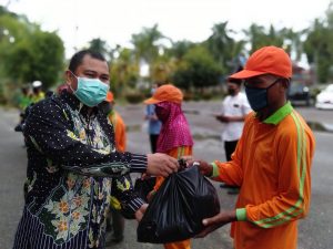 Bupati Bungo Serahkan 300 Paket Sembako ke Petugas Kebersihan