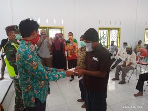 Tanggap Corona, Purwoharjo Salurkan BLT Kepada Warga Miskin