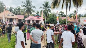 Warga Serbu Kantor Desa Tanjung, Kaca Pecah Berserakan