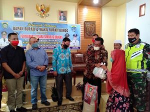 Wabup Apri Salurkan Bansos Bagi 573 KK di Sungai Arang