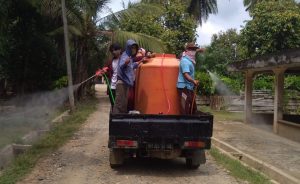 Walau Tebo Zona Hijau, Pemdes dan Mahasiswa Semprot Disinfektan