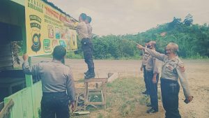 Corona Belum Berakhir, Polisi Pasang Spanduk Himbauan Adaptasi
