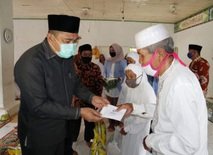 Bupati Bungo Serahkan Baznas Kepada Panti Jompo Dusun Bedaro