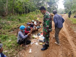 Musim Hujan, Babinsa Syaipul, Goro Perbaiki Jalan Yang Rusak