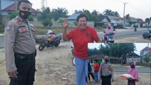 Polisi Cek Pasar : Warga Pakai Masker Dikasih Beras, Tak Bermasker Nyanyi