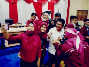 Ditengah Aksi Tolak UU Cipta Kerja, Tontawi Jauhari Jadi Sasaran Selfie