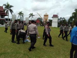Usai Pengamanan Unjuk Rasa, Kapolres Bungo dan Jajaran Pungut Sampah