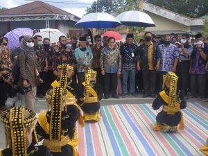 Wako AJB Serahkan Bantuan Pembangunan Lapangan Bola & Masjid Desa Debai