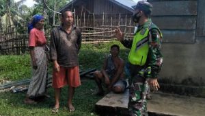 Babinsa Koptu Muklis Beri Komsos Kepada Petani Karet