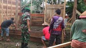 Babinsa Koramil 416-02/Tanah Tumbuh, Bantu Bangun Rumah Warga