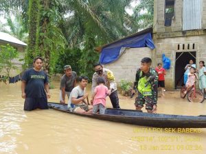 Babinsa Tanjung Menanti Cek Rumah Warga Terkena Banjir