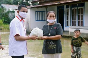 Wabup Apri Tinjau Warga Terdampak Banjir Sekaligus Beri Bantuan