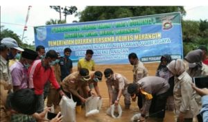 Kapolres Merangin dan Wabup Tabur Benih Ikan Kelemak di Desa Nalo