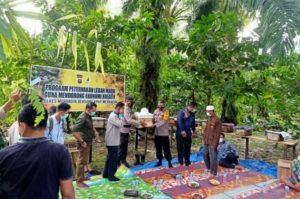 Kapolres Merangin Bantu 10 Unit Stuk/Kotak Lebah Madu di Desa Sumber Agung