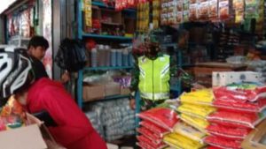 Babinsa Serda Mulyadi Pantau Harga Sembako