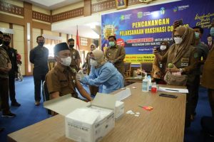 Pj Sekda Alpian Jadi penerima Vaksin Pertama