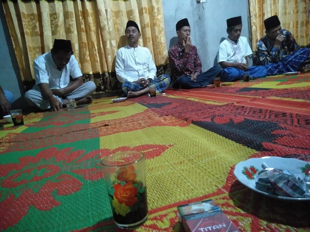 Kepergok Selingkuh dengan Istri Ketua Karang Taruna, Ketua BPD Disidang Adat