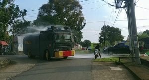 Cegah Covid-19, Polres Sarolangun Semprot Cairan Disinfektan
