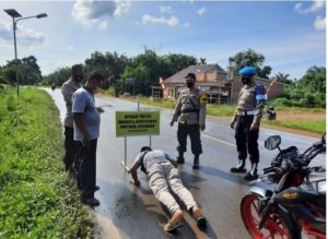 Gelar Operasi Yustisi, Polsek Muara Sabak Barat Sekaligus Bagikan Masker