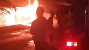Empat Kios di Wirotho Agung Terbakar, Satu Sepeda Motor Hangus