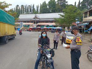 Waka Polsek Kota Bangko Bagikan Masker Gratis kepada Warga