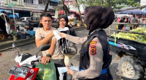 Tak Kenal Lelah, Tim Srikandi Squad Bagikan Masker