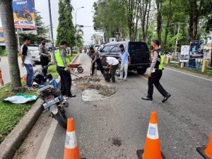 Lihat Jalan Berlobang, Satlantas Polres Merangin Langsung Perbaiki