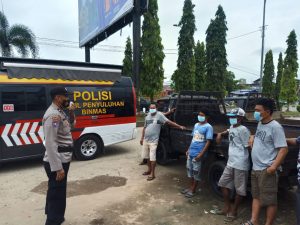 Sat Binmas Polres Merangin Edukasi Protokol Kesehatan dan Bagikan Masker