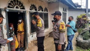 Kapolres Merangin Bagi Sembako ke Warga Kurang Mampu