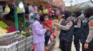 Tim Srikandi Polres Merangin, Masuk Pasar Bagikan Masker