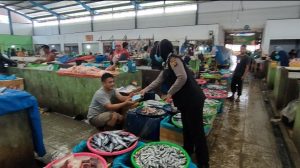 Tim Srikandi Squad Polres Merangin, Masuk Pasar Ikan Bagikan Masker