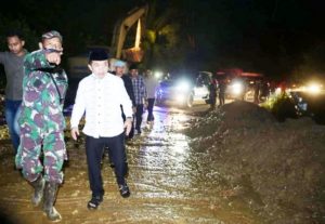 Bupati Merangin Tinjau Langsung Jalan Longsor di Desa Birun