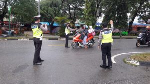 Sat Lantas Polres Merangin Turun Ke Jalan, Bagi-bagi Masker Gratis