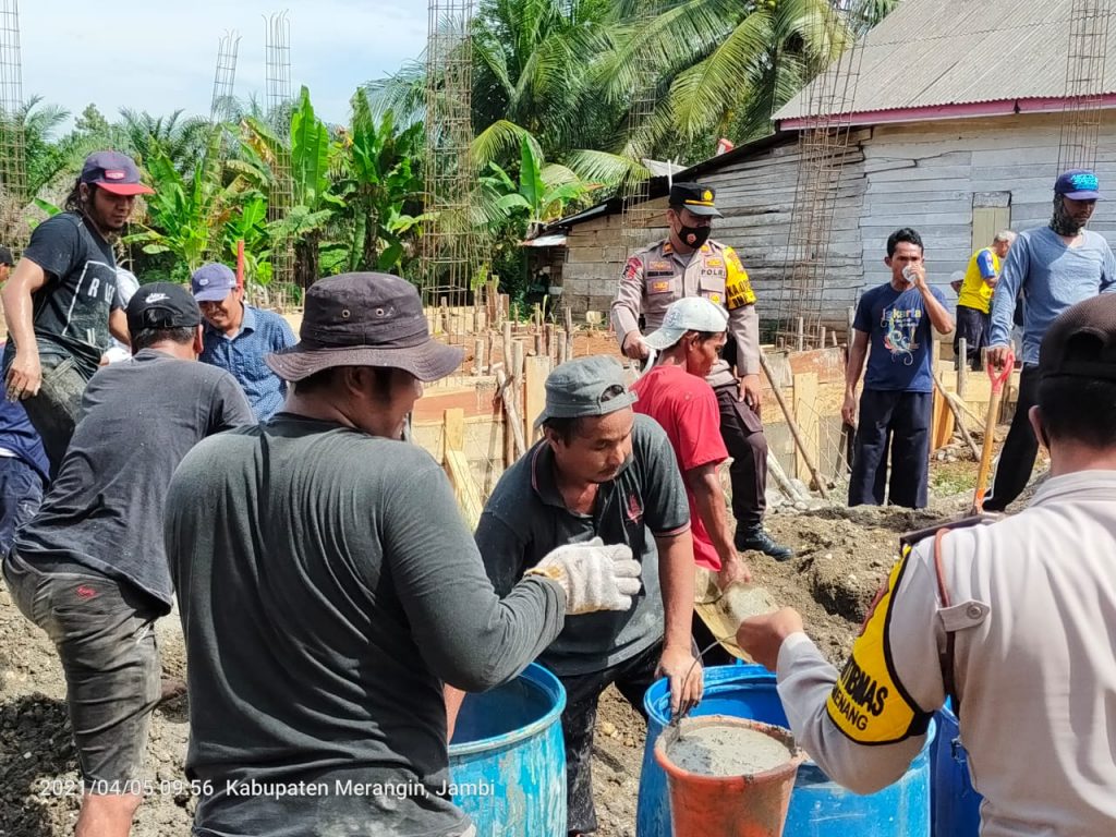 Kapolsek Pamenang Bantu Warga Gotong Royong Bangun Musholla