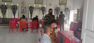 Babinsa Ishak Monitoring, Perangkat Desa Jalani Vaksinasi Covid-19