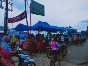 Pasar Beduk Tidak Diizinkan, Warga Nekad Jualan di Depan Kantor Pos Rimbo Bujang