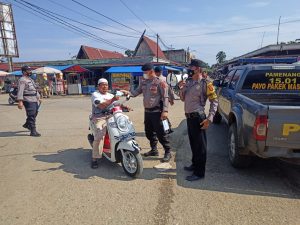 Polsek Pamenang Bagikan Masker Gratis