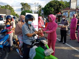 Selain Bagi-bagi Takjil, Bhayangkari Cabang Bungo Juga Bagikan Masker ke Warga
