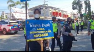 Melihat Aksi Nyata, Polwan Cantik Bagi-bagi Masker Gratis di Merangin