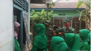 Ibu-ibu Persit Koramil 416-03/Sungai Bengkal Bagi Sembako Kepada Lansia