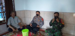 Kompak Bhabinkamtibmas bersama Babinda Sambangi Tokoh Masyarakat