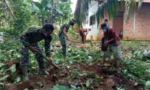Satgas TMMD Bersama Warga Bersihkan Area Pembangunan MCK Posyandu
