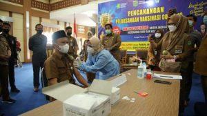 Disaksikan Wawako Zuhelmi,Pj Sekda Alpian Jadi Orang Pertama Penerima Vaksin