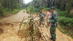 Jalan Menuju Sasaran TMMD Nyaris Putus, Dandim 0420 Sarko : Hari Ini Langsung Kita Perbaiki