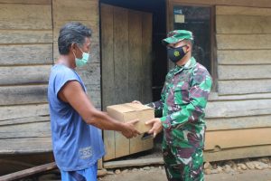 Dandim 0420 Sarko, Berikan Sembako Kepada Warga di Lokasi TMMD
