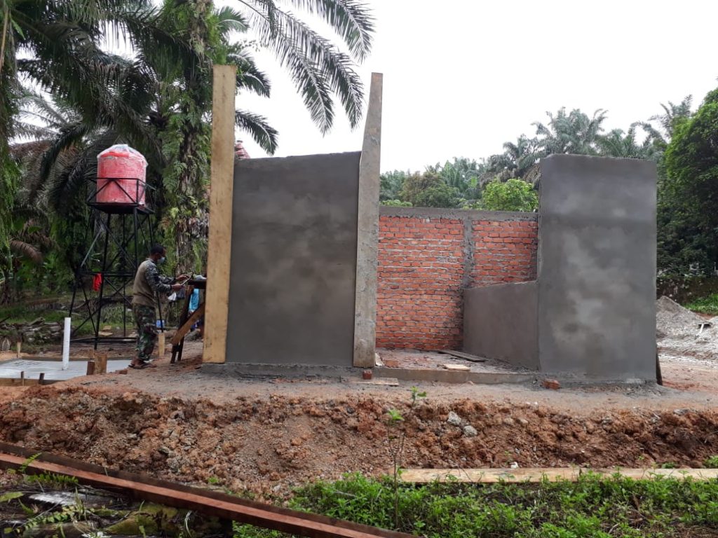 Progres Pembangunan MCK Musholla oleh Satgas TMMD 111 di Bukit Beringin Hampir Rampung